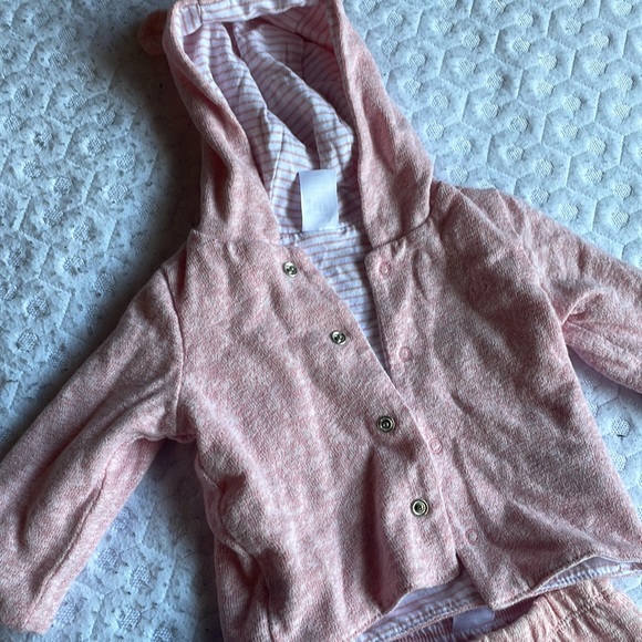 Brand new matching set from The Gap size 0-3 months - Picture 3 of 3